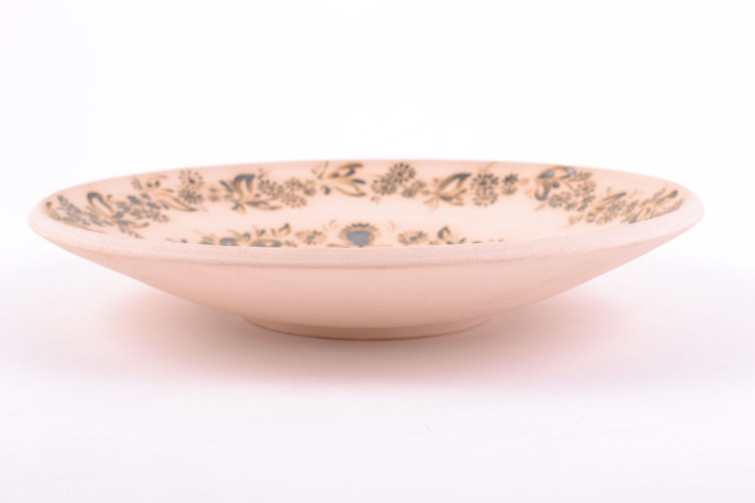 Необычная тарелка из глины светлая с росписью глазурью красивая ручной работы фото 5