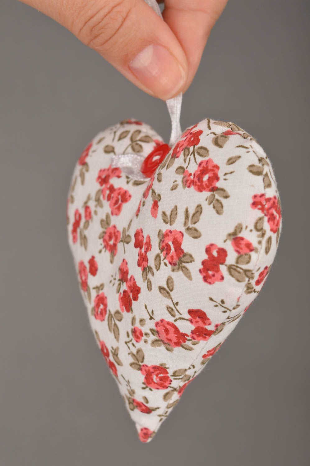 Petit coeur en tissu à suspendre aux motifs floraux fait main original photo 3