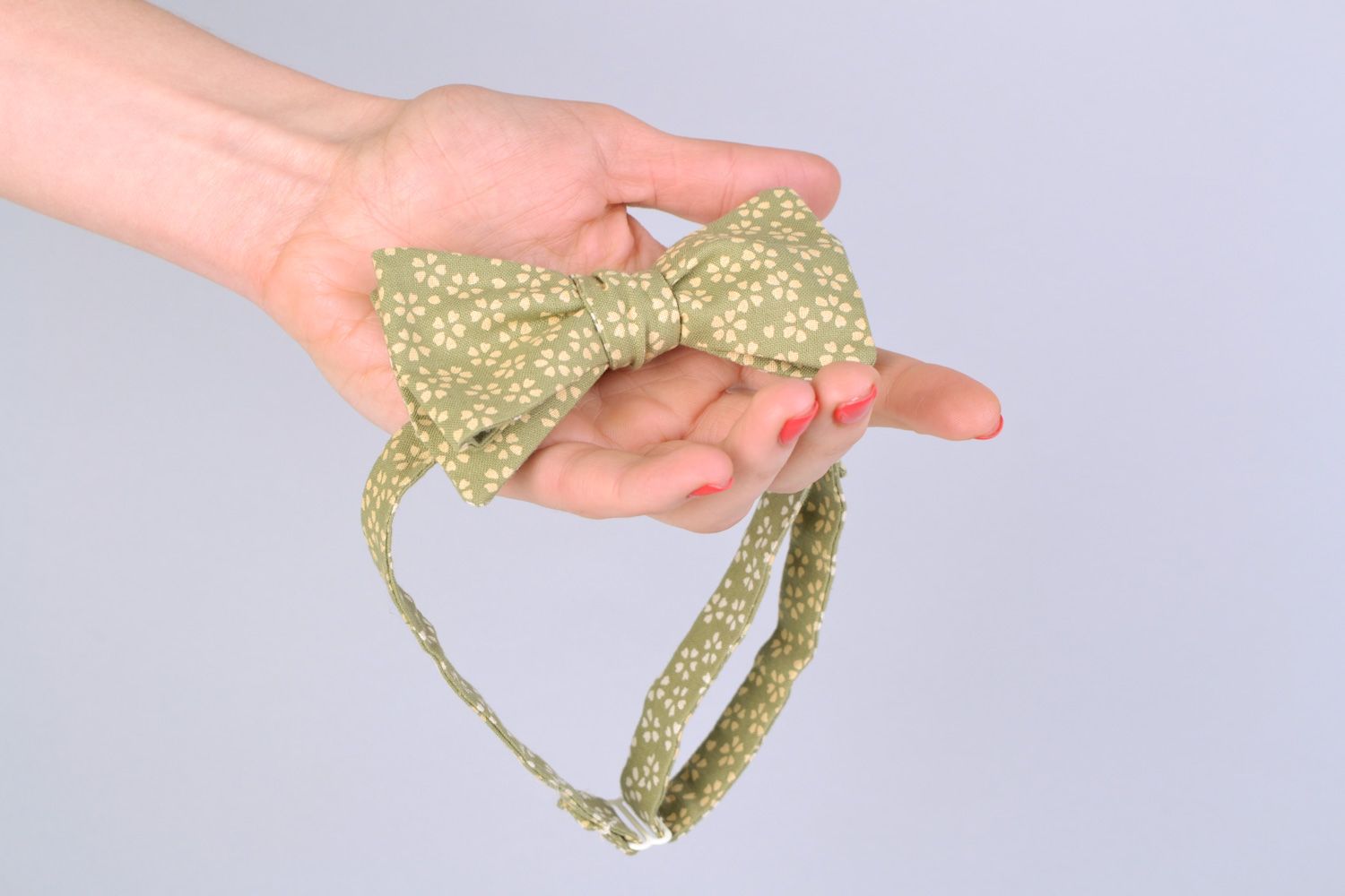 Handmade bow tie sewn of cotton fabric with floral pattern in calm color palette photo 2