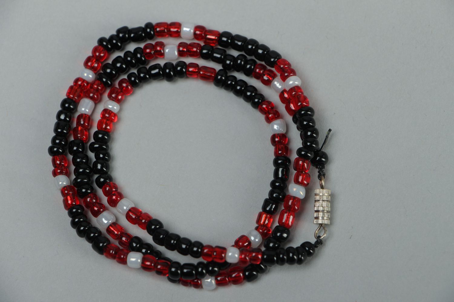 Collier en perles de rocaille rouge-noir Serpent  photo 1