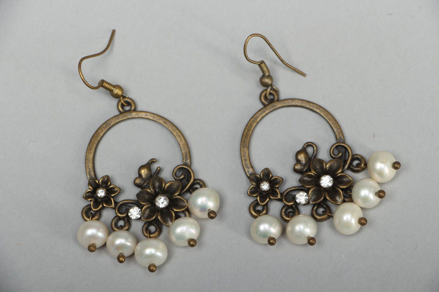 Boucles d'oreilles pendantes en métal avec fleurs faites main photo 1