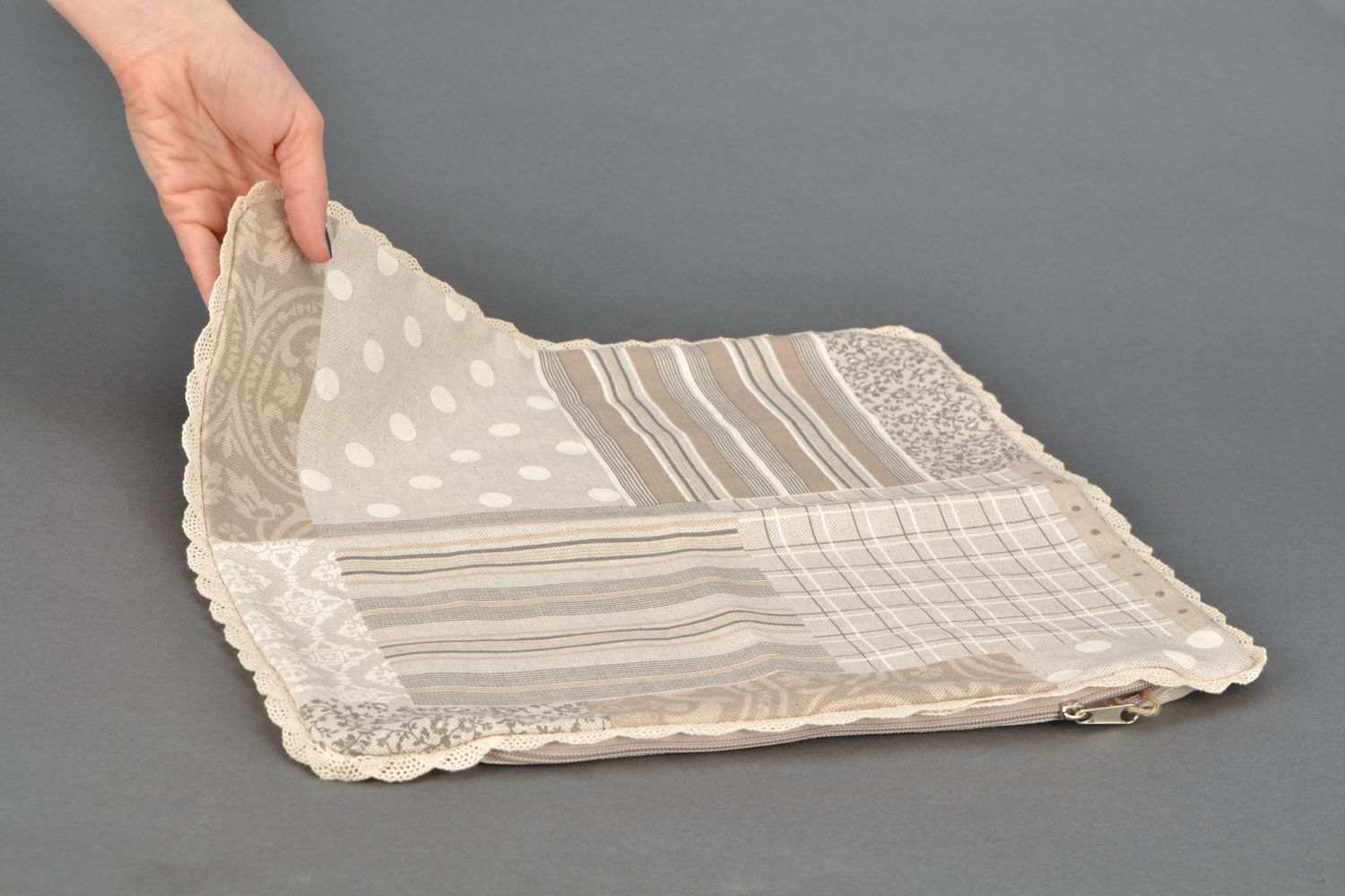 Taie d'oreiller en tissu de coton et polyamide avec dentelle faite main photo 2