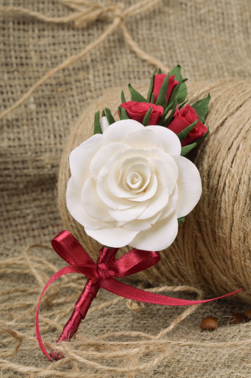 Boutonnière de mariage en pâte polymère faite main Roses blanche et rouges photo 1