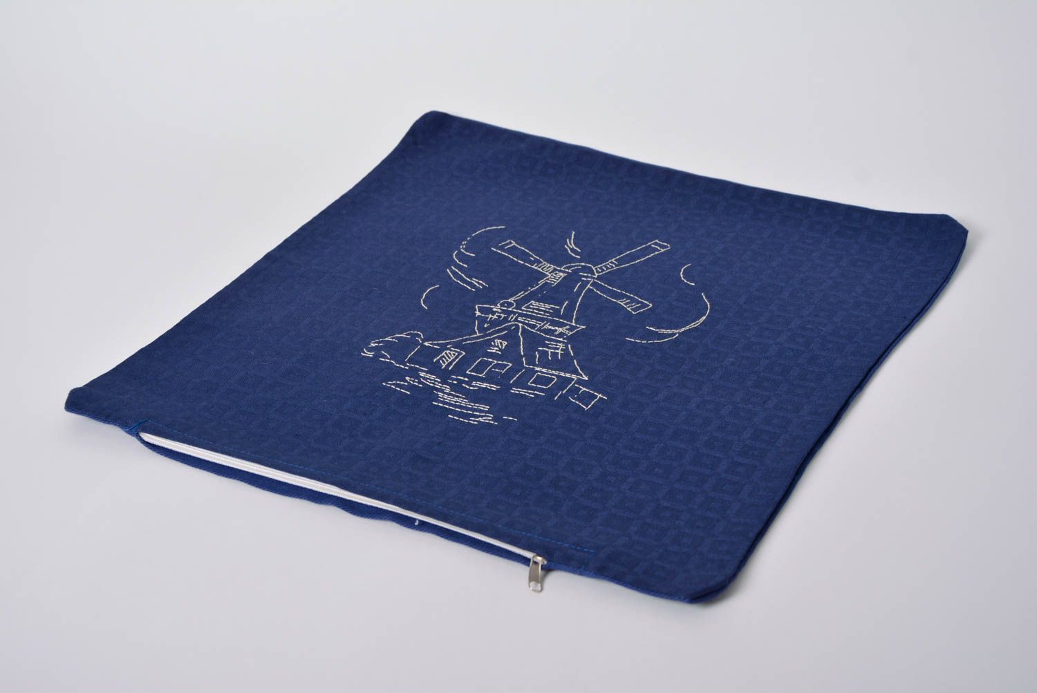 Funda de almohada de tela natural de satén azul bordada a mano artesanal foto 2