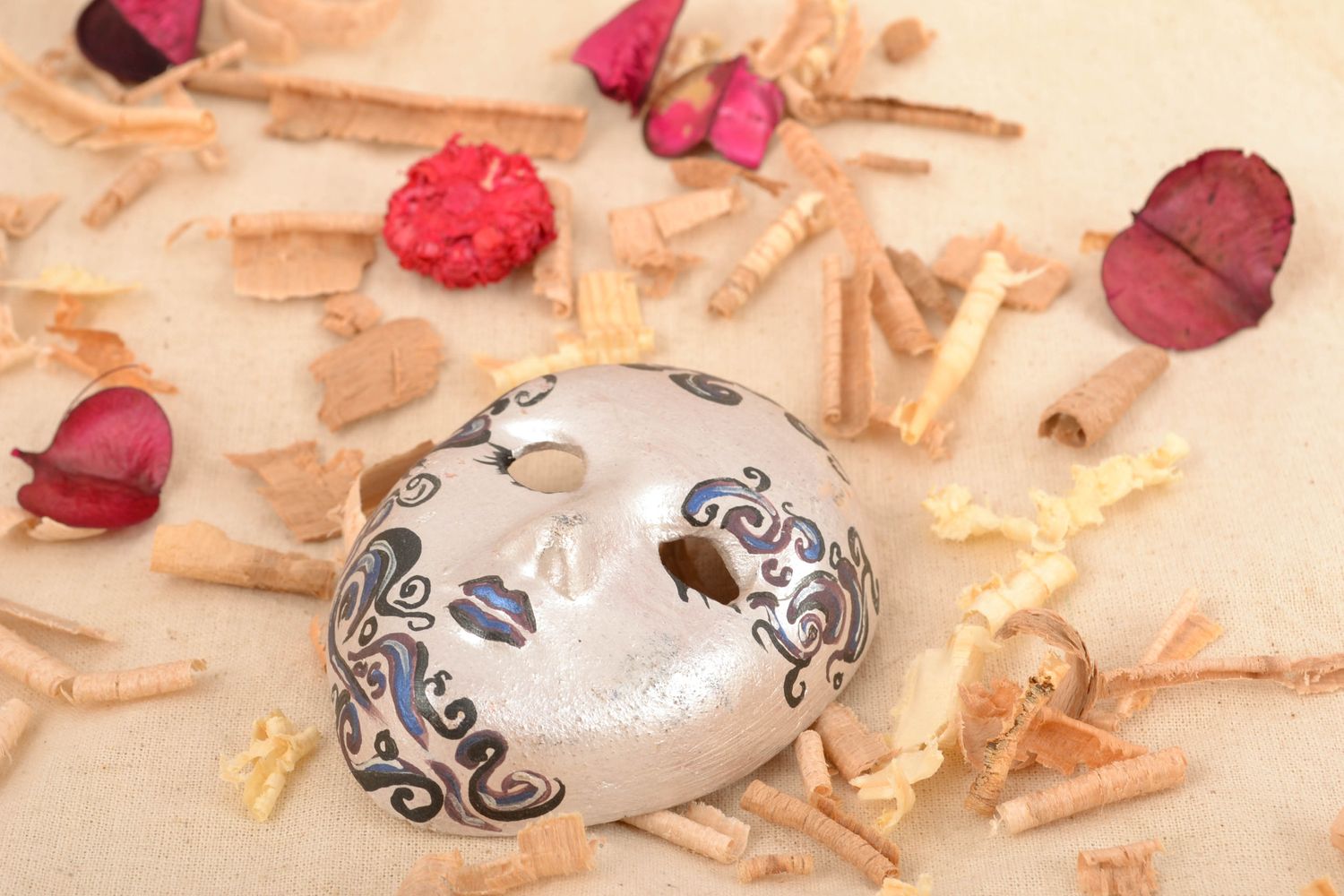 Maschera piccola bianca fatta a mano in ceramica souvenir da parete dipinto  foto 2