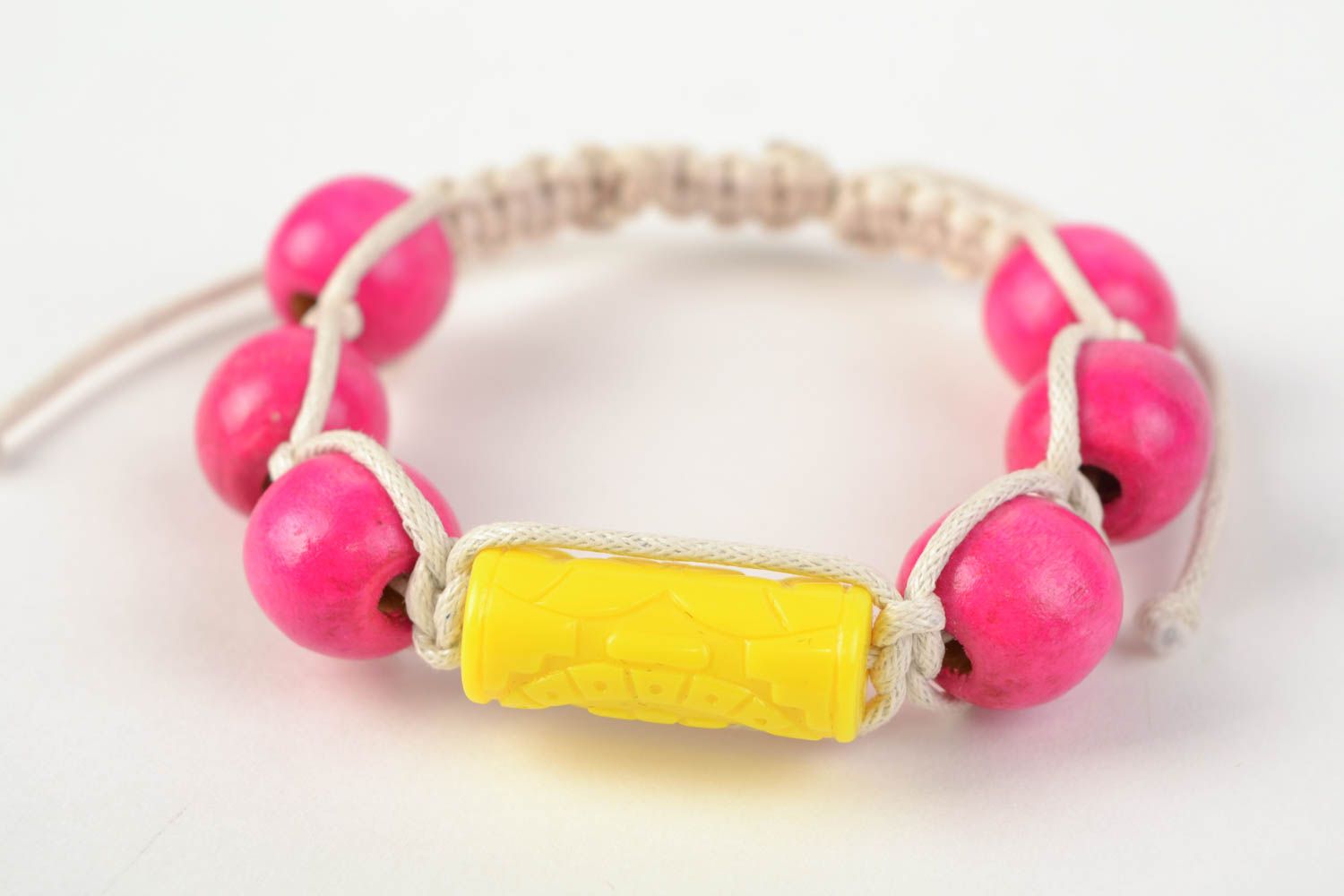 Bracelet en perles de bois et lacets en coton rose et jaune original fait main photo 1