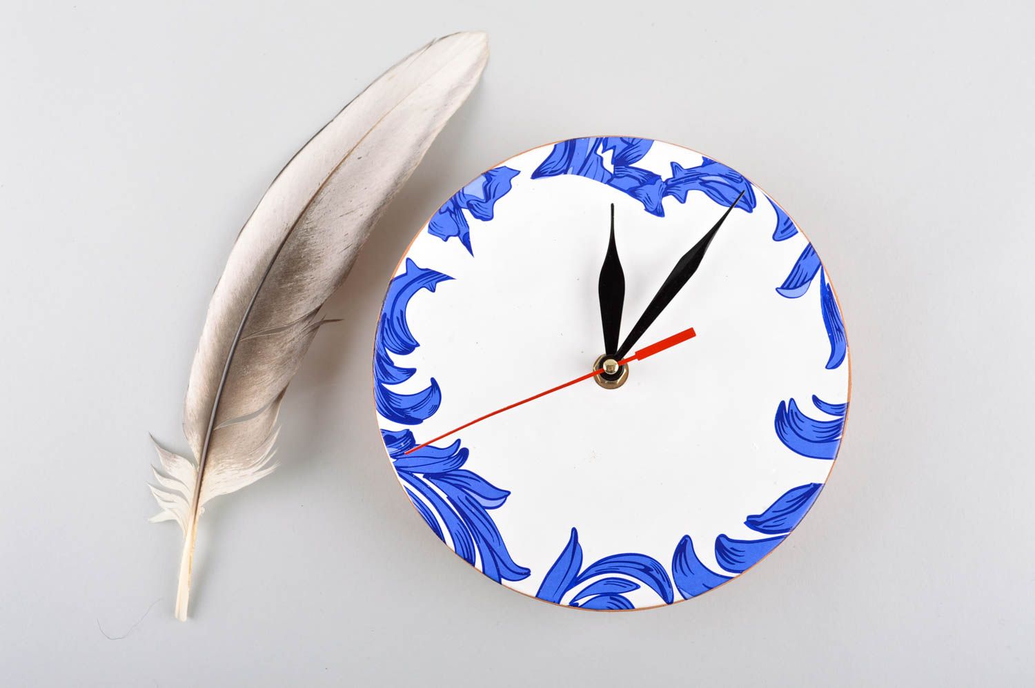 Horloge céramique fait main Horloge ronde blanc-bleu Décoration maison photo 1