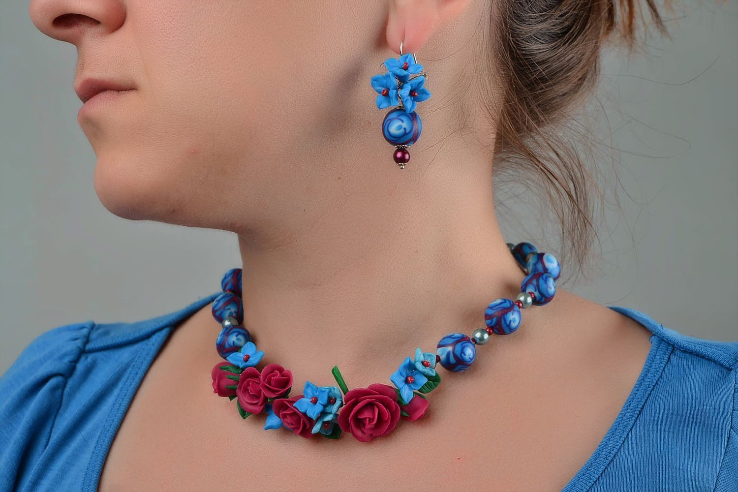 Handgemachte Blumen Ohrringe und Collier aus Polymerton in Rot und Blau für Dame foto 2
