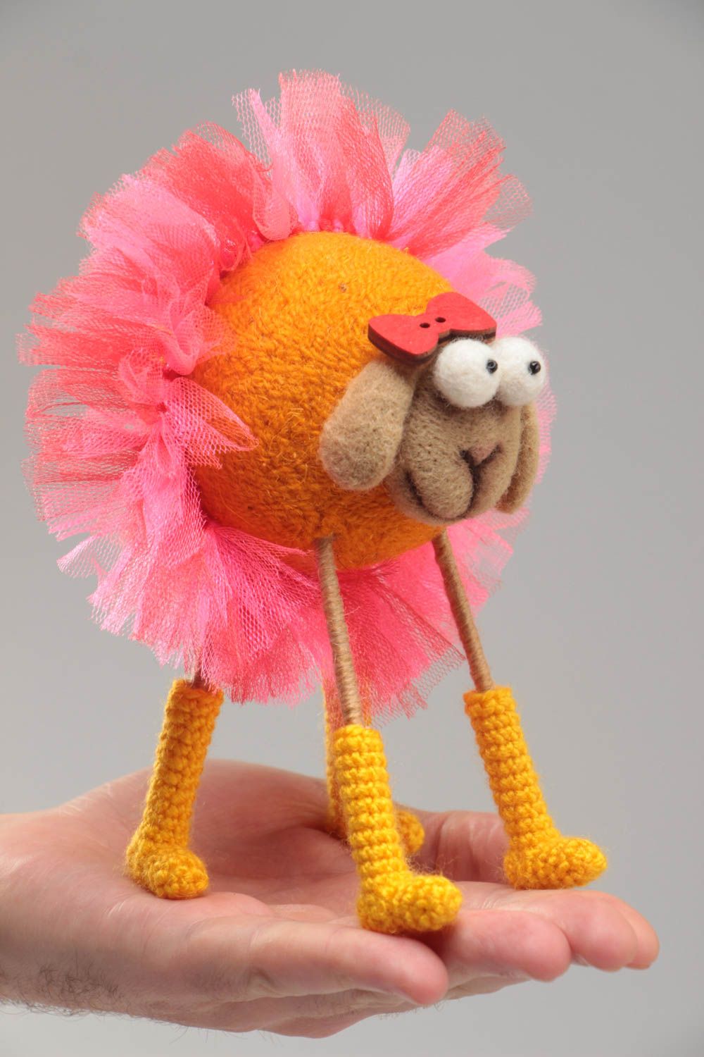 Juguete tejido artesanal oveja bailarina con tutú decorativa para niños foto 5