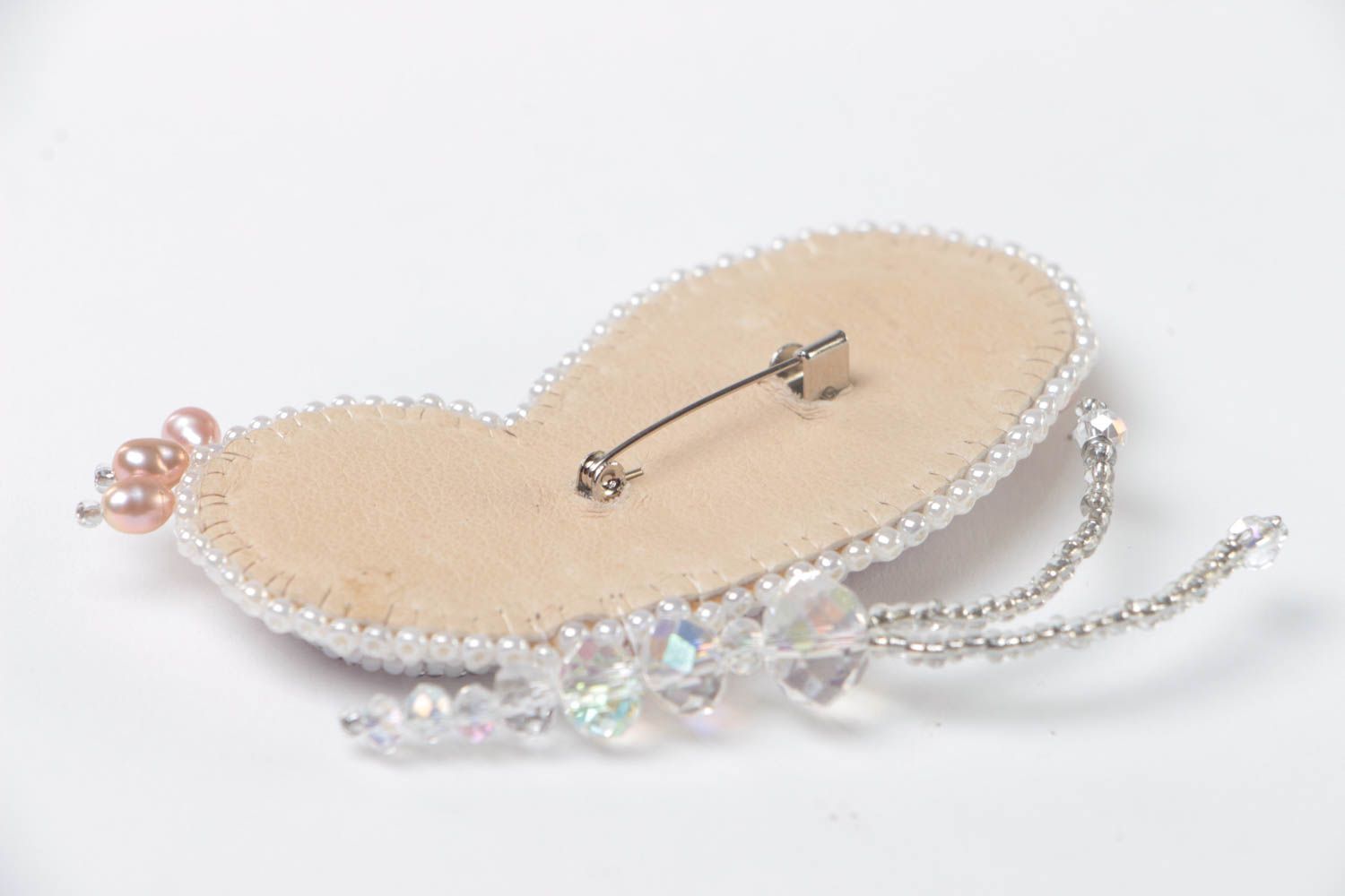 Broche artesanal blanco con ágata perlas y abalorios con forma de mariposa foto 4