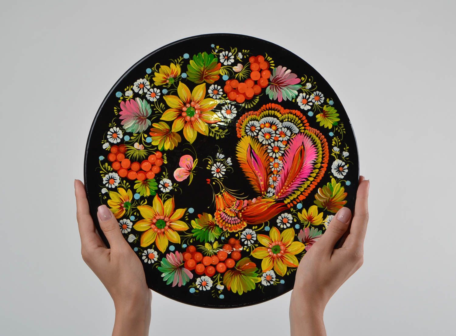 Деревянная тарелка с Петриковской росписью ручной работы для декора дома фото 2