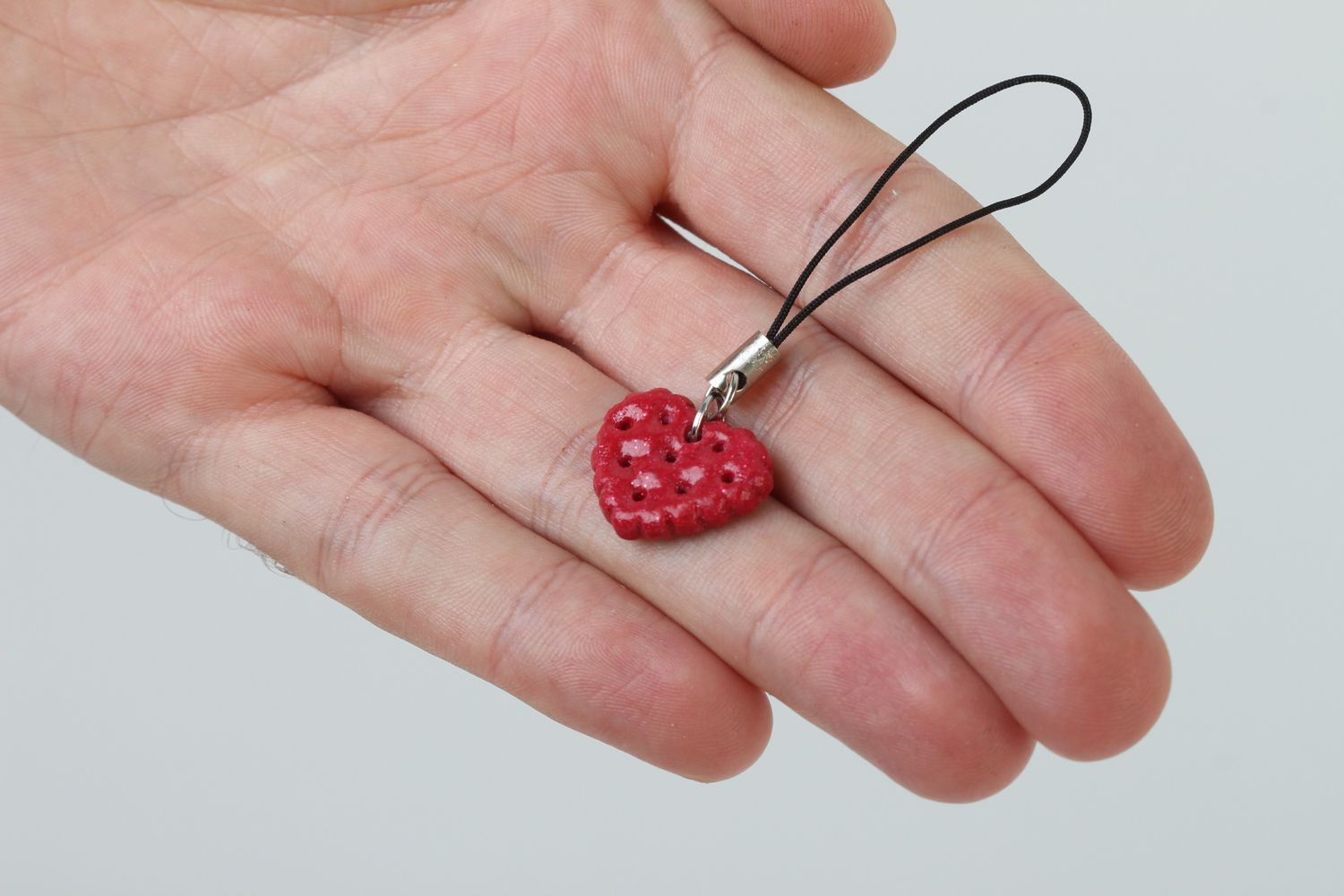 Брелок из пластики ручной работы аксессуар для телефона подарок девушке сердце фото 5