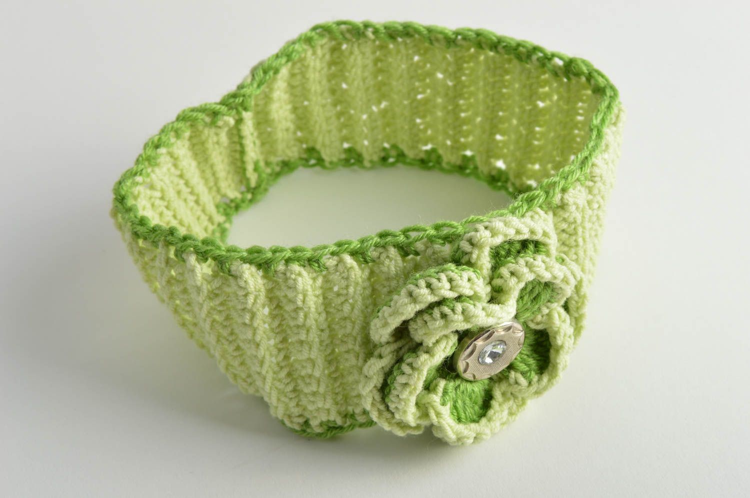 Bandeau tricoté au crochet pour enfant fait main vert clair avec fleur original photo 5
