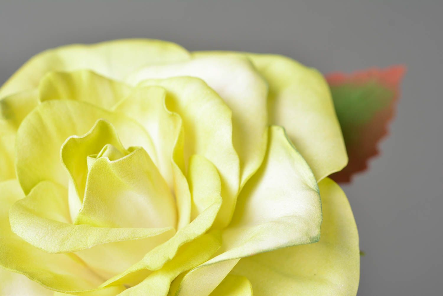 Заколка из фоамирана ручной работы авторская красивая женская Желтая роза фото 4