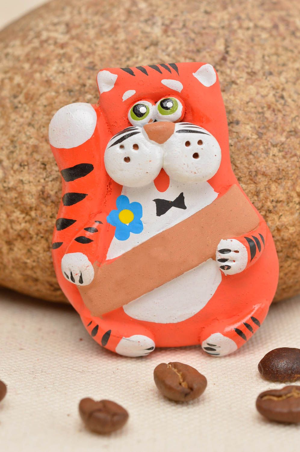 Красивый глиняный магнит на холодильник в виде красного котика ручной работы фото 1