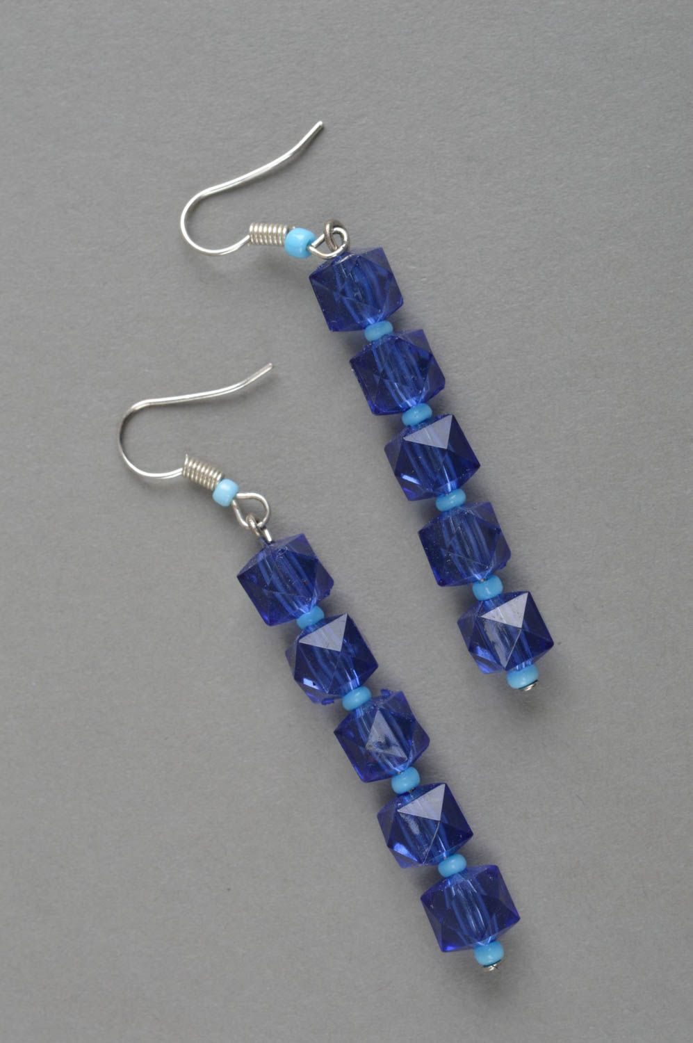Modische kantige blaue handgemachte Ohrringe mit Anhängern für stilvolle Damen foto 2