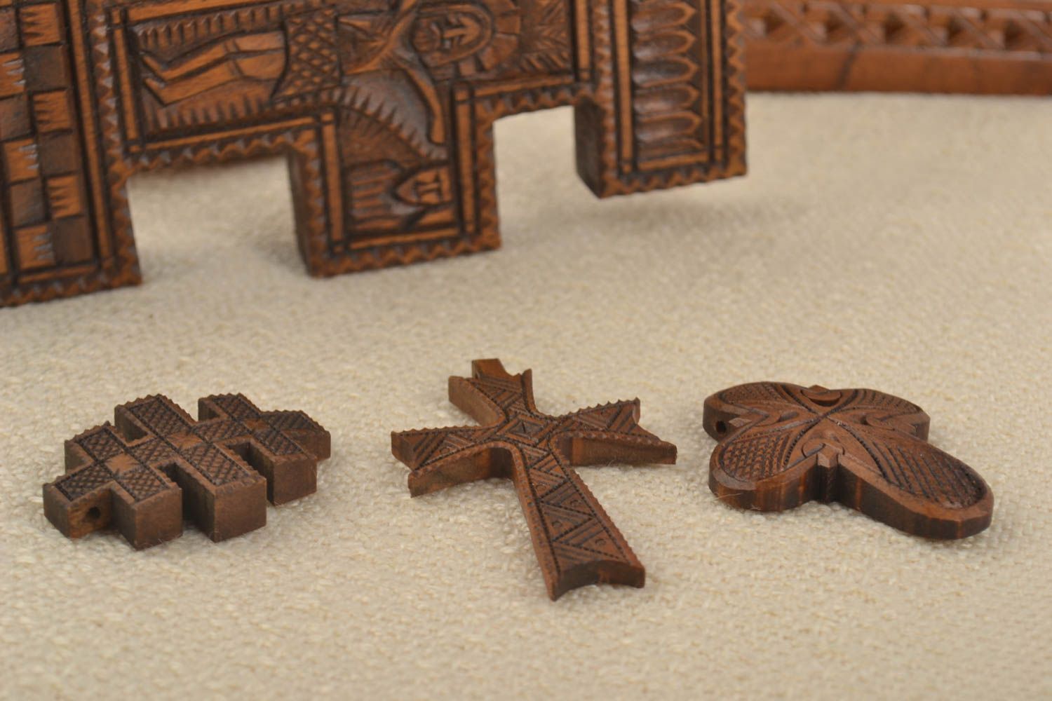 Croci di legno fatte a mano crocette intagliate di legno originali e belle 3 pz foto 1