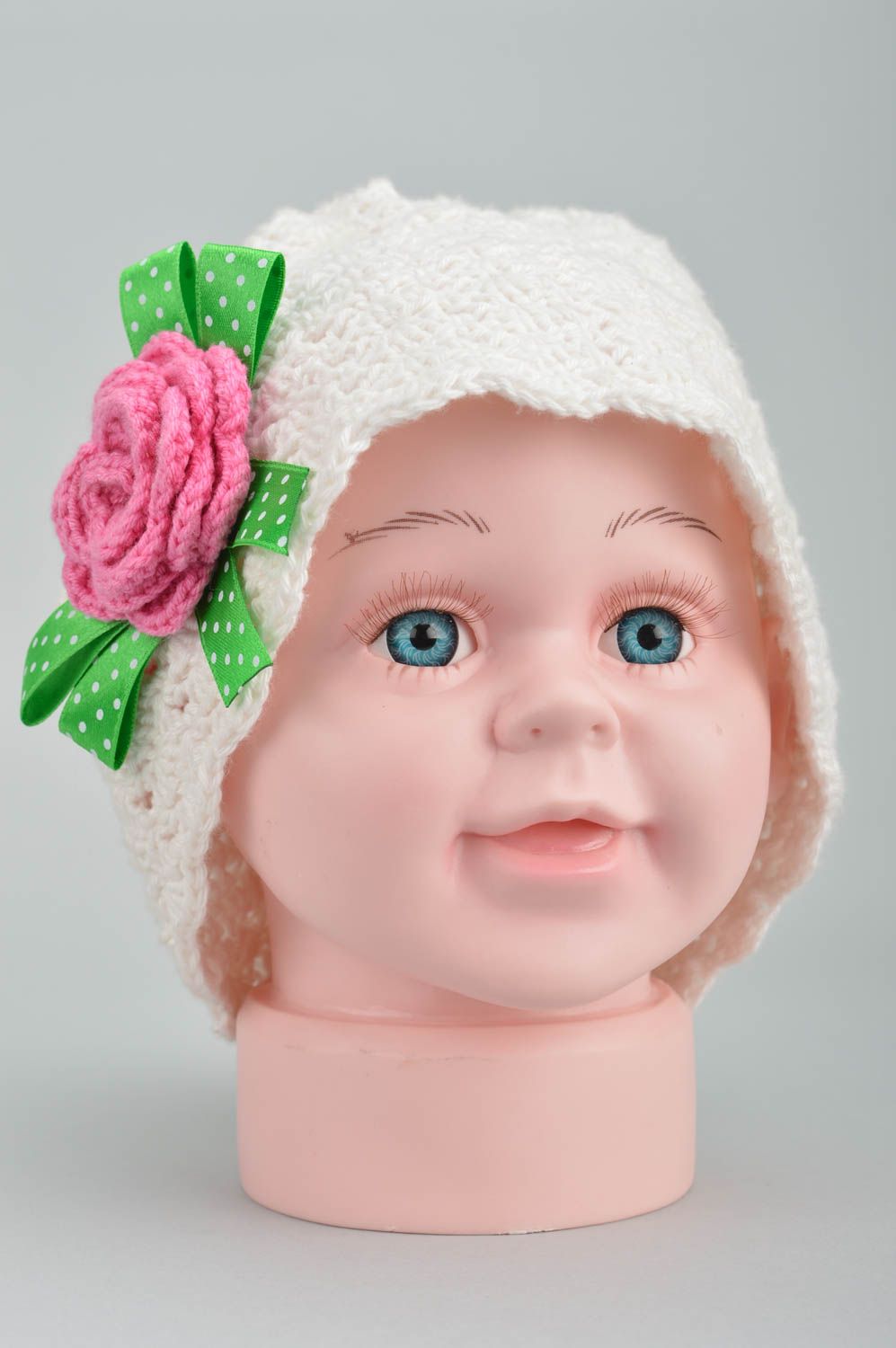 Шапка ручной вязки для девочки белая ажурная с розовым цветком красивая фото 2