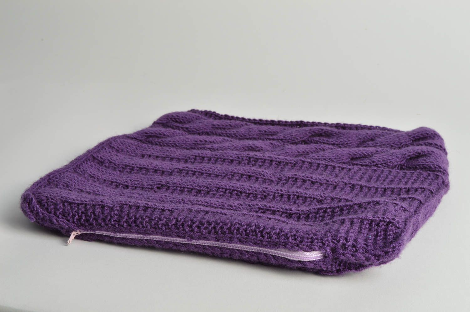 Funda de almohada tejida con dos agujas artesanal original de color violeta foto 5