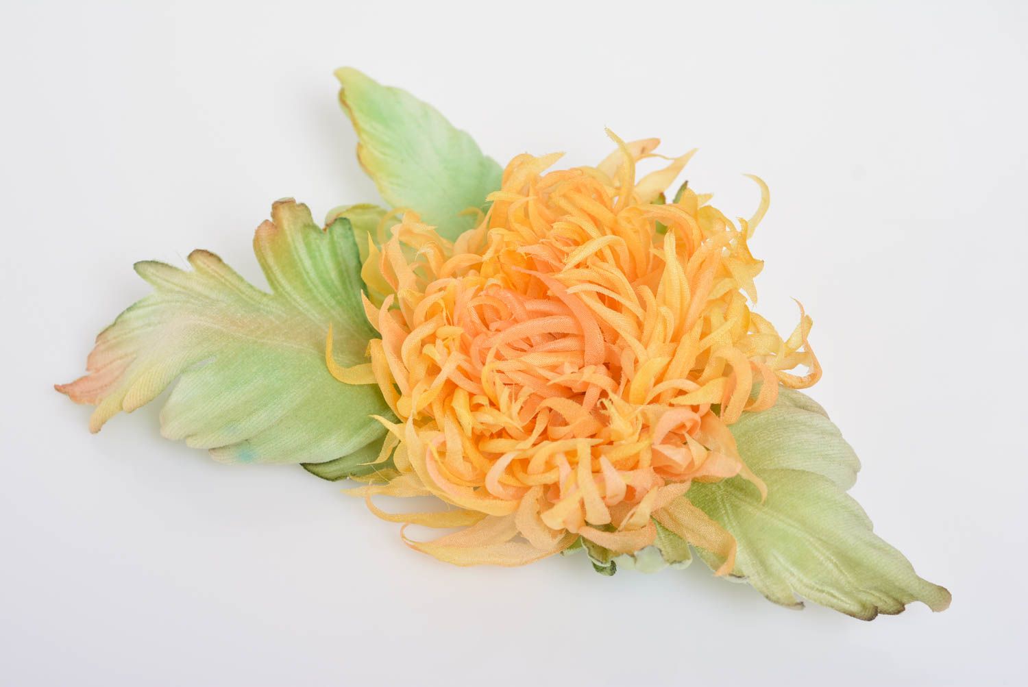 Яркая брошь из шелка в виде цветка ручной работы оранжевая оригинальная красивая фото 1