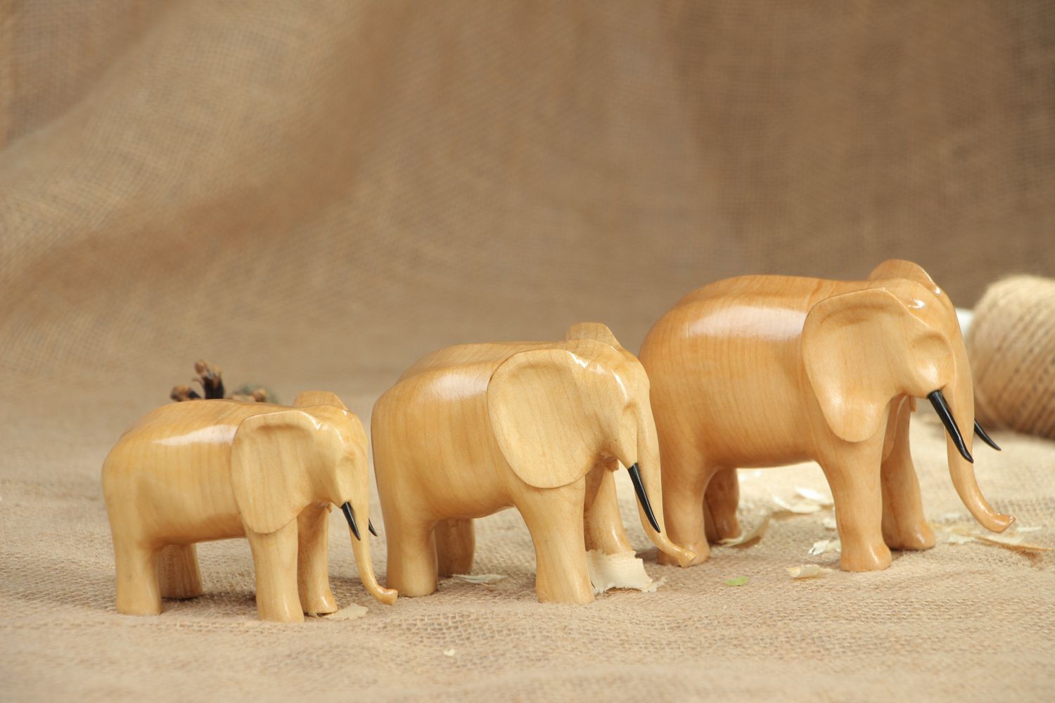 Set de figurines d'éléphants en bois trois pièces photo 5