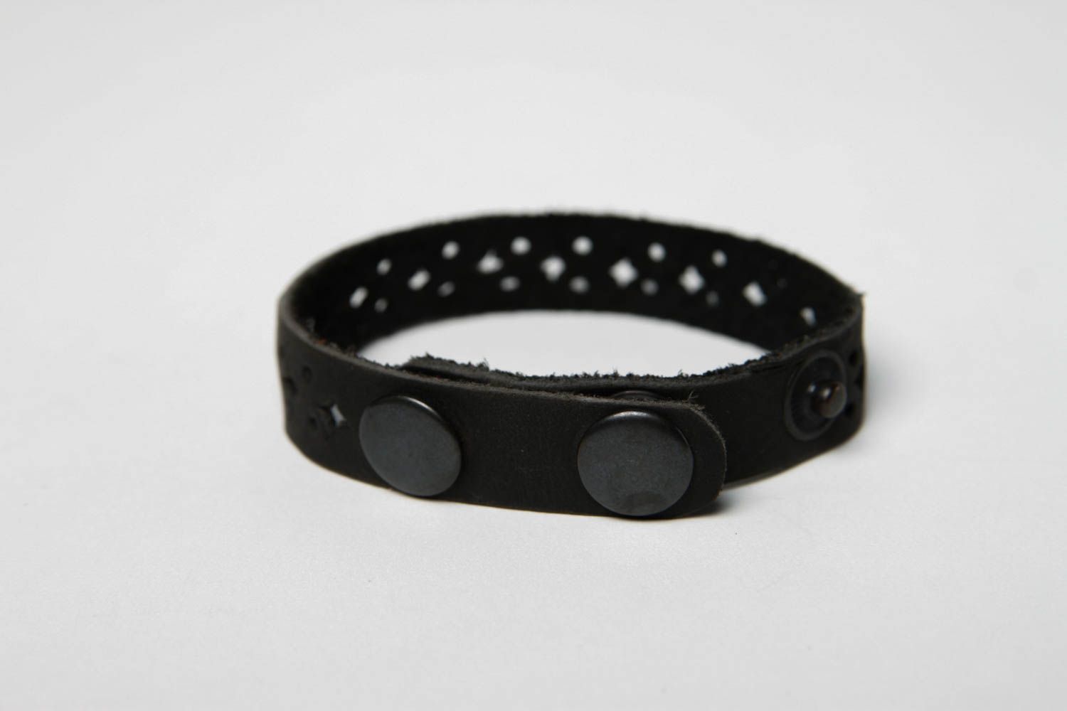 Bracelet cuir Bijoux fait main Accessoire femme noir ajouré design de créateur photo 4