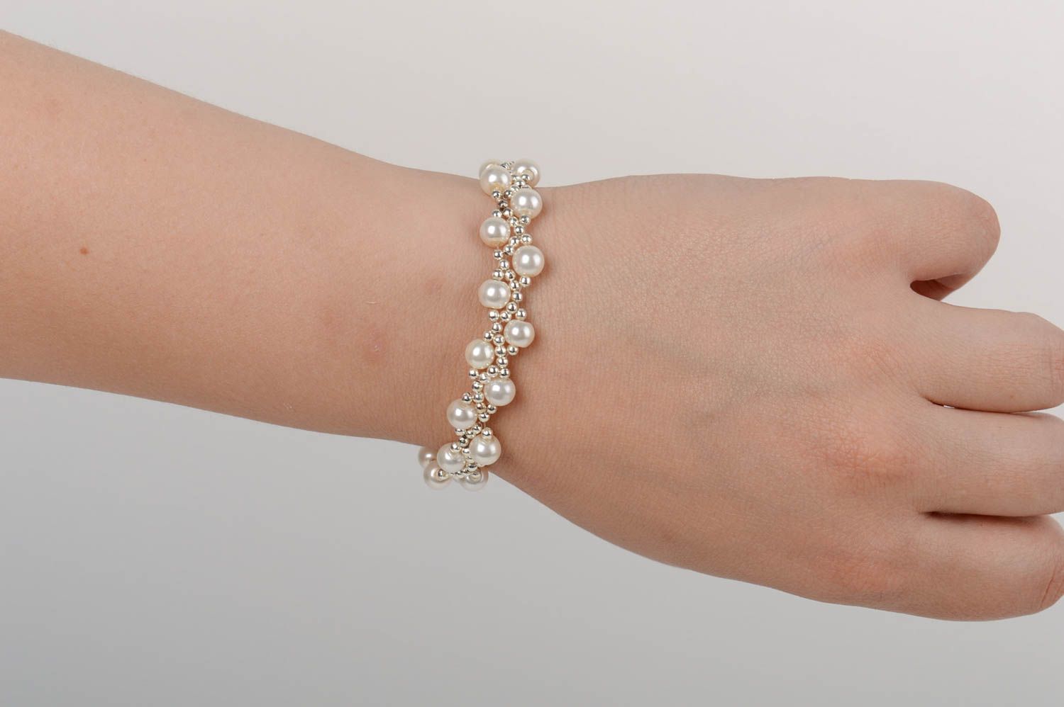 Pulsera de cuentas de perlas artificiales artesanal original blanca para mujer  foto 5