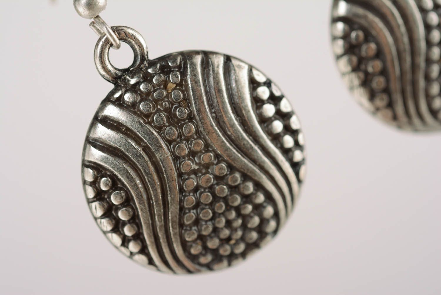 Round pendant earrings made ​​of metal photo 2