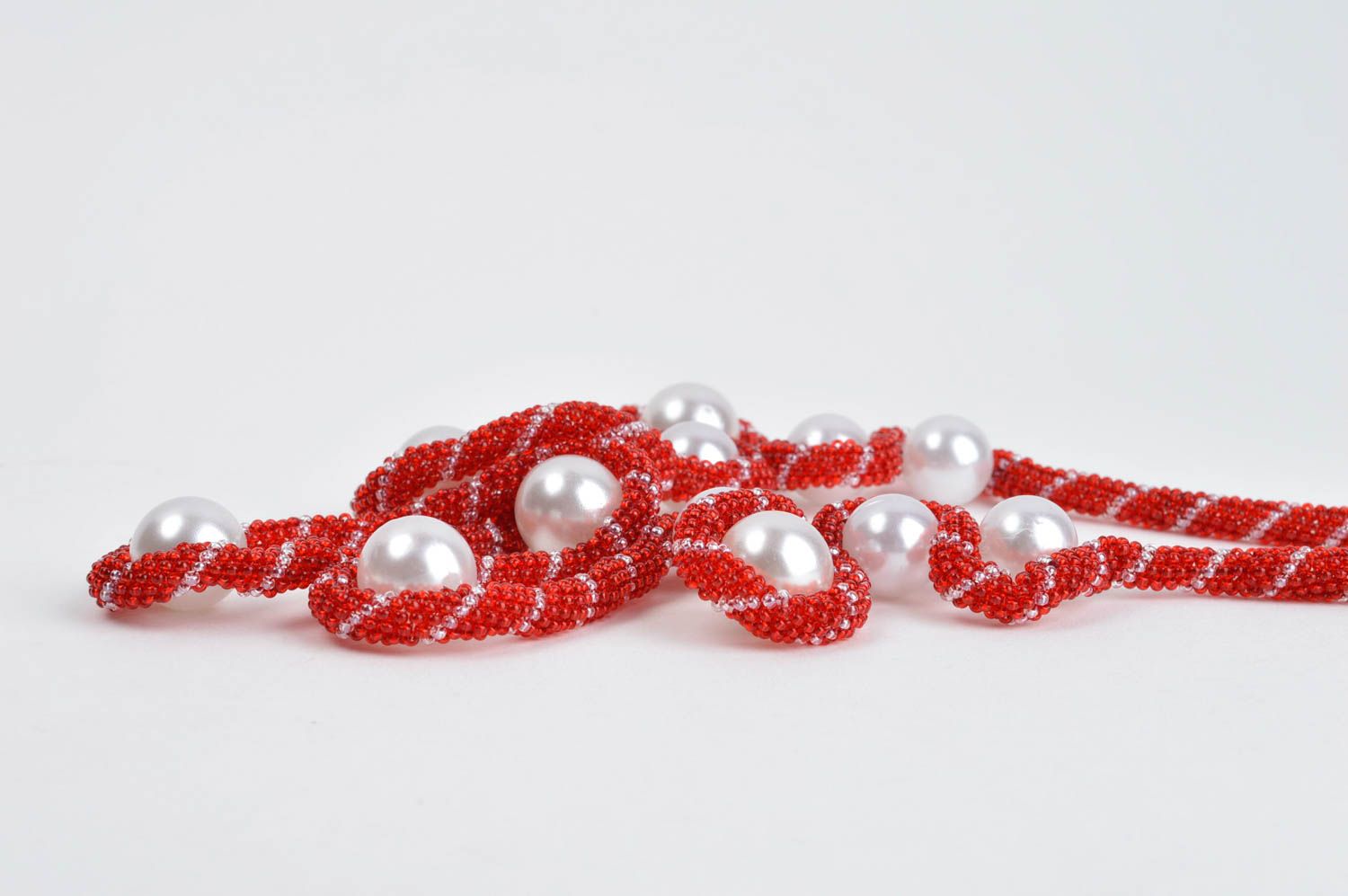 Collana di perline fatta a mano originale di moda bigiotteria rosso con bianco foto 2