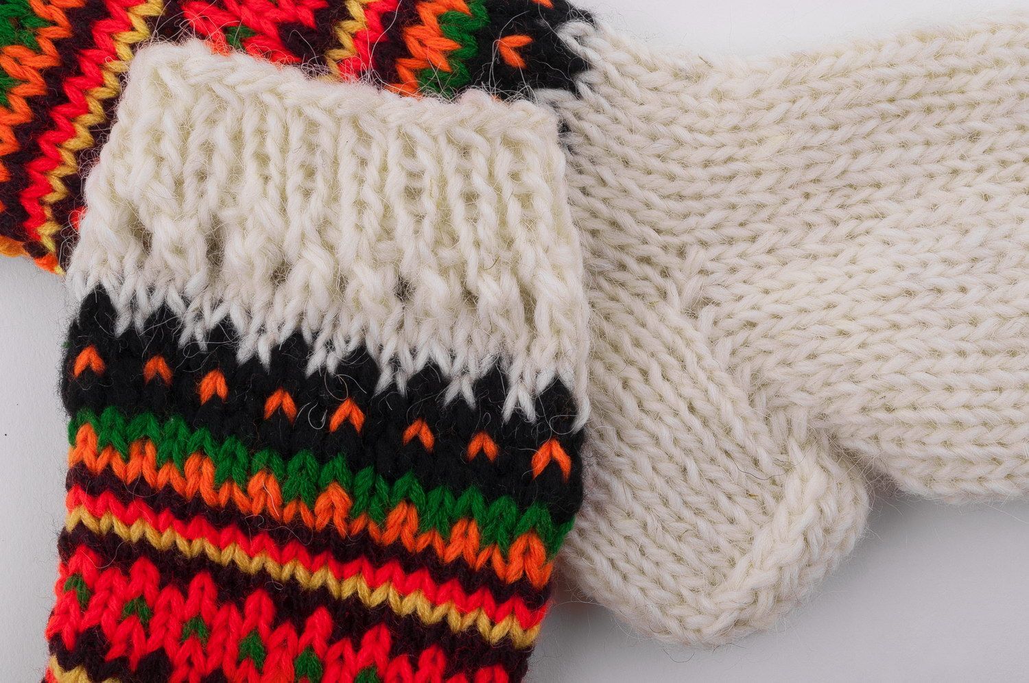White woolen socks with pattern photo 3