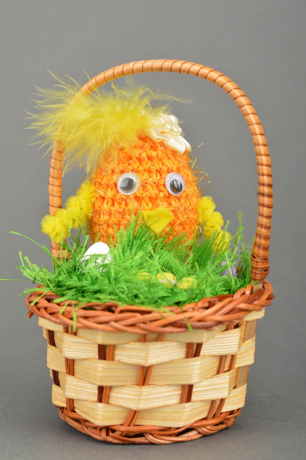 Petit jouet mou tricoté fait main dans panier Poussin décoration pour Pâques photo 2