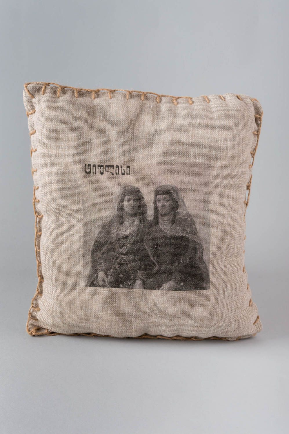 Мягкая диванная подушка из ткани с принтом ручной работы авторская красивая фото 2