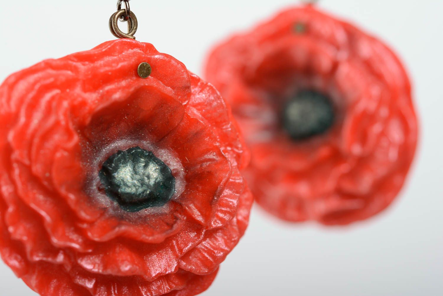 Modische handmade Ohrringe aus Polymerton große rote Mohnblumen foto 2