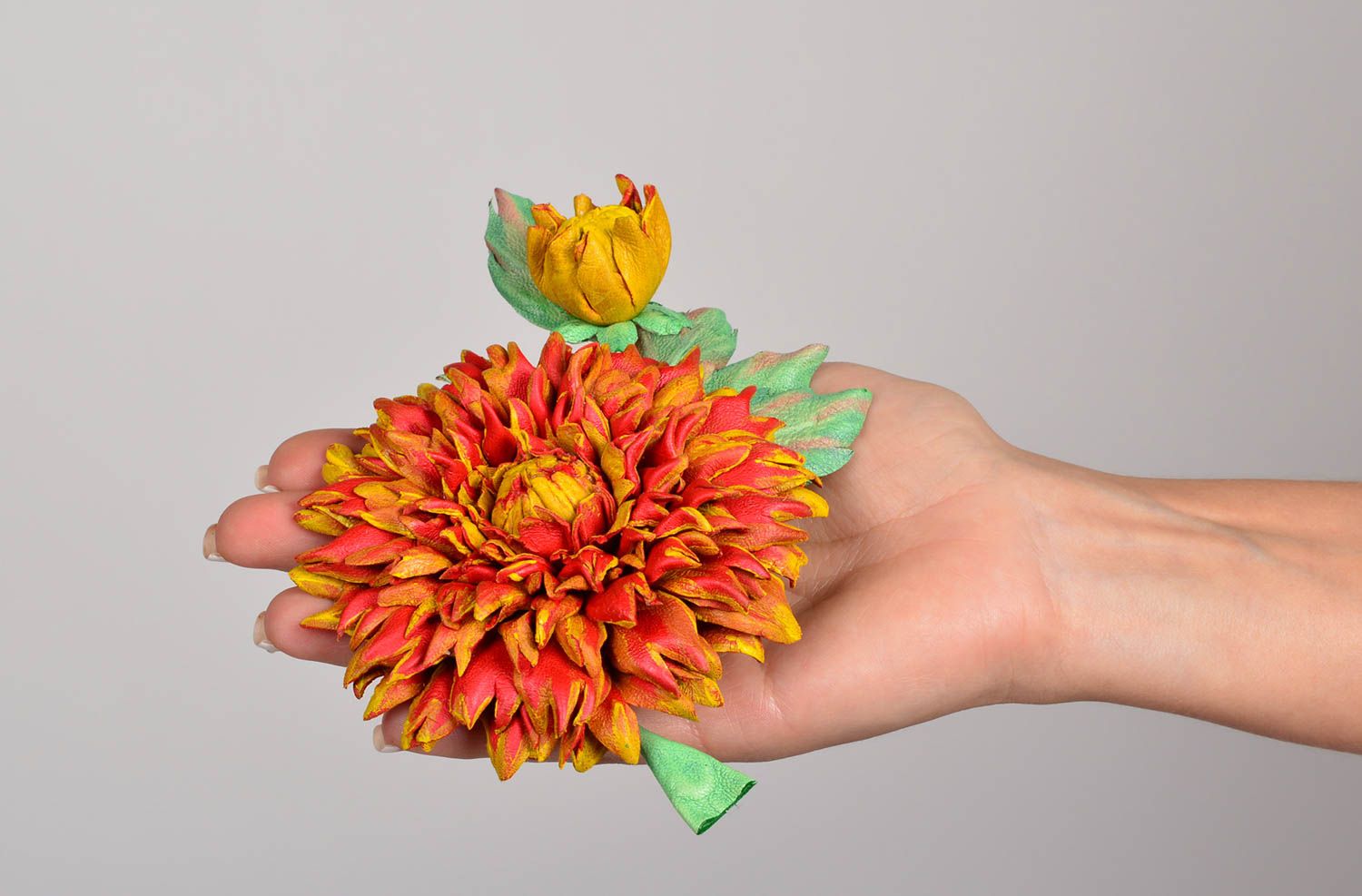 Grosse Broche fleur Bijou fait main jaune-rouge en cuir Cadeau femme original photo 5