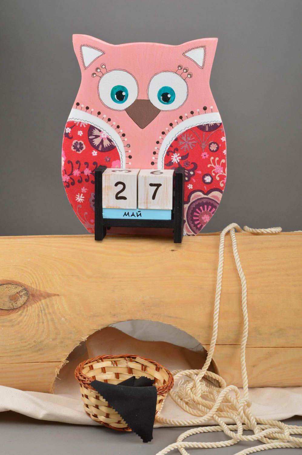 Origineller rosafarbiger lustiger handmade Tischkalender aus Holz Eule foto 1