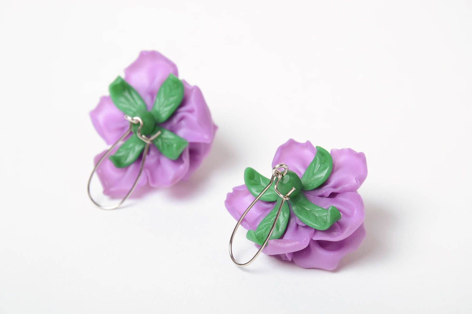 Handgemachte Ohrringe aus Polymerton mit Anhängern violette Blumen originell foto 4