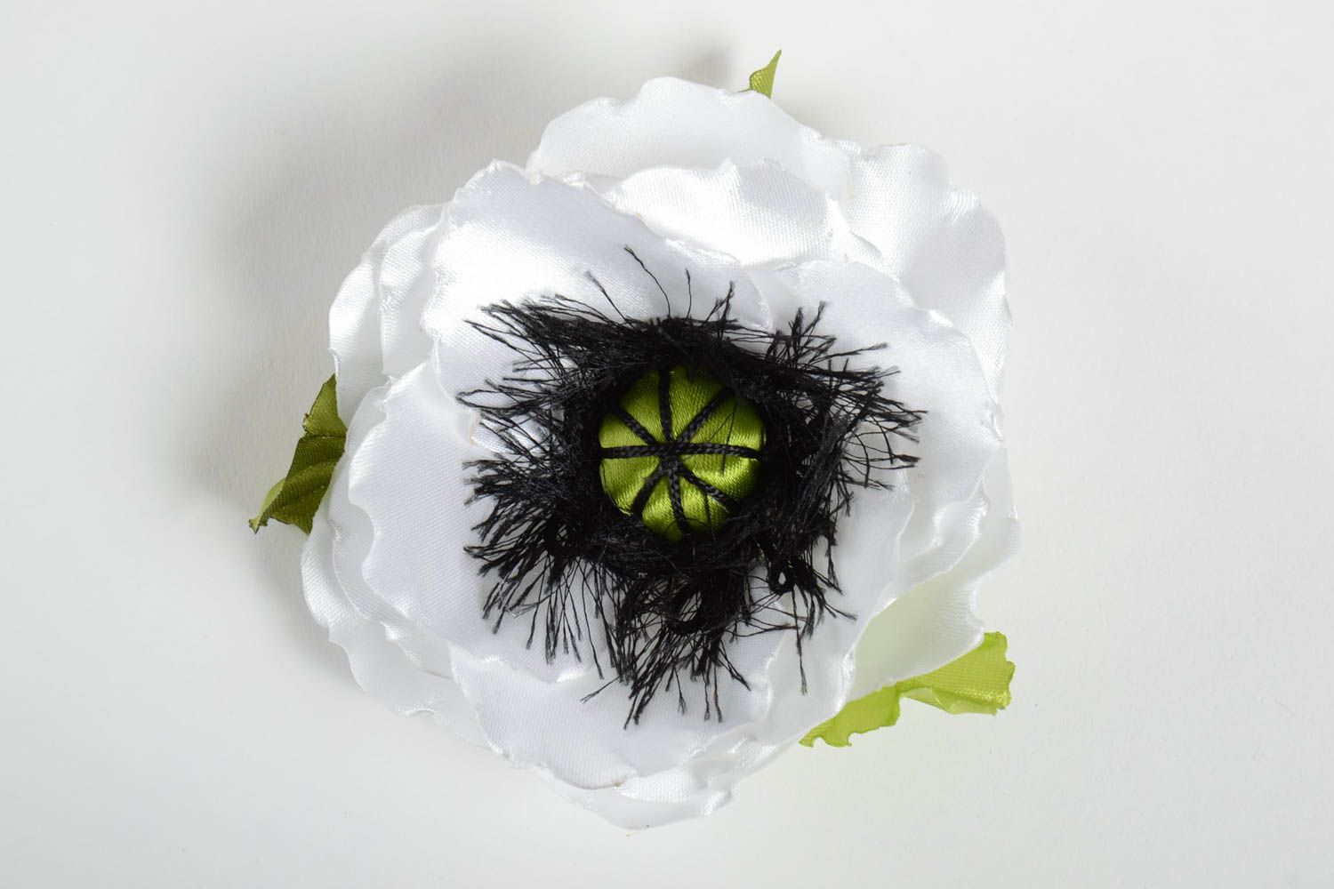 Заколка для волос из атласных лент белая с черным красивая цветок ручная работа фото 4