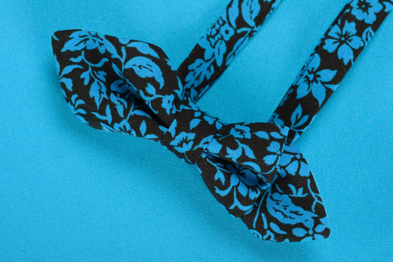 Gravata borboleta preta e azul decorada com bordados foto 3