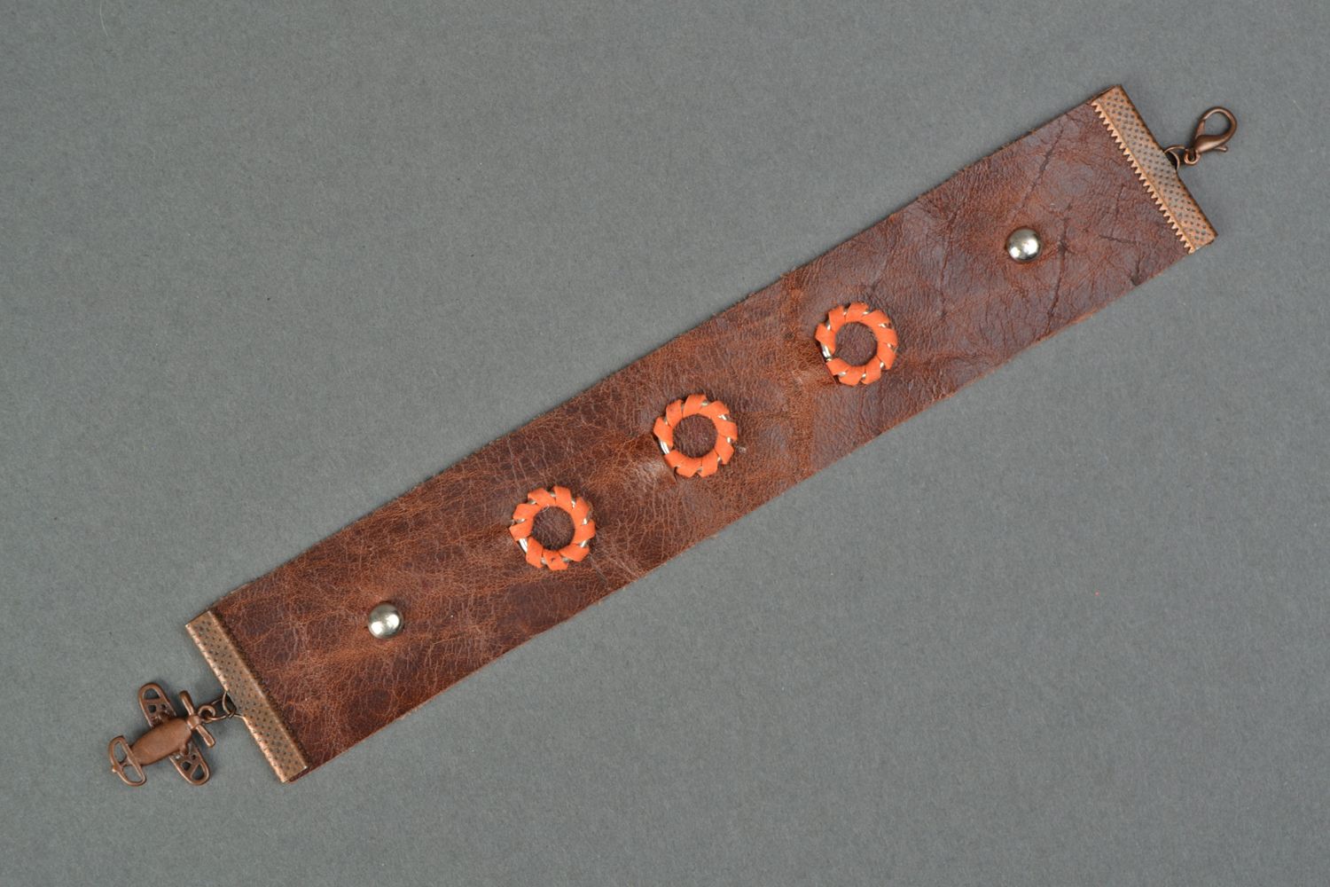 Bracelet fait main de cuir naturel marron avec métal photo 1