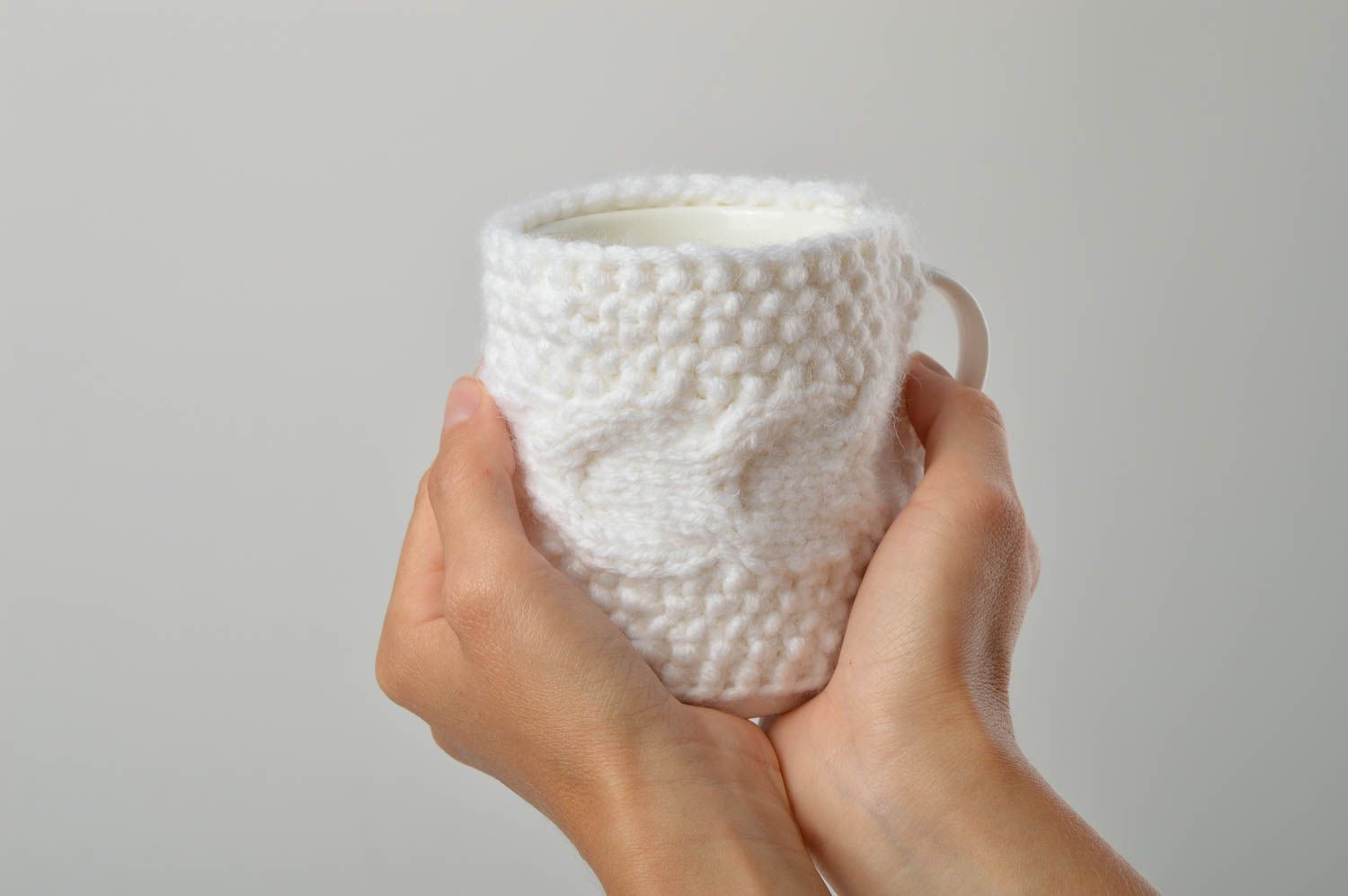 Tasse à thé Cache-mug tricot fait main Vaisselle design blanche en porcelaine photo 4