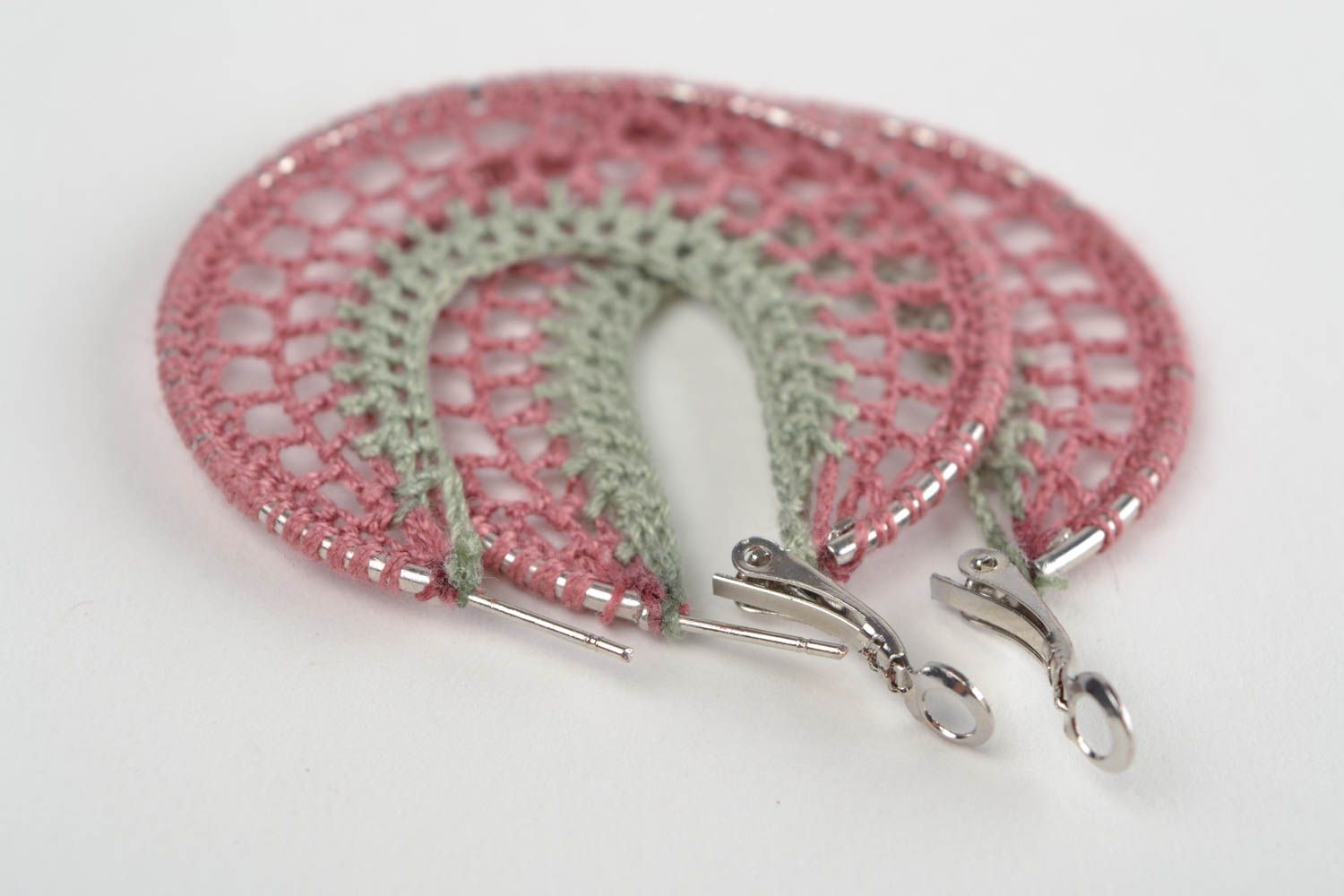 Круглые плетеные серьги из ниток с металлическими кольцами ручной работы фото 4