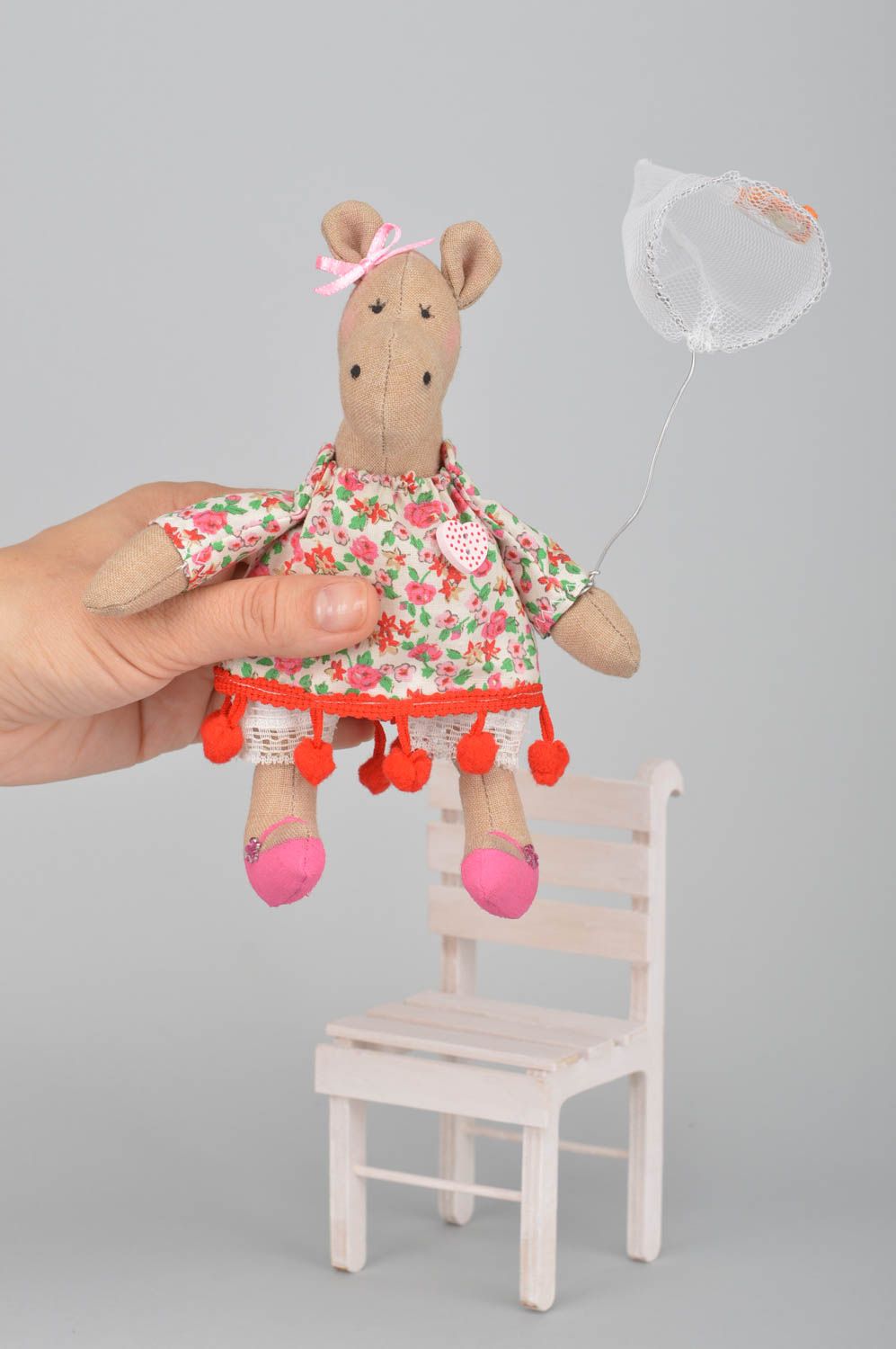 Мягкая игрушка ручной работы для дома из хлопка Бегемотик в платье на стуле фото 5