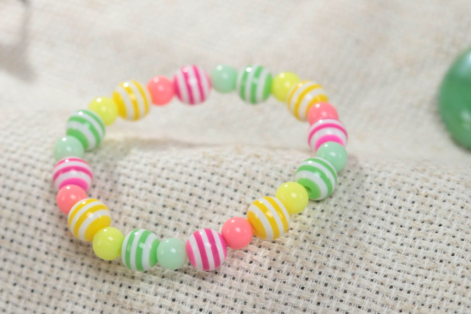 Браслет из пластиковых бусин ручной работы для девочки разноцветный полосатый фото 1