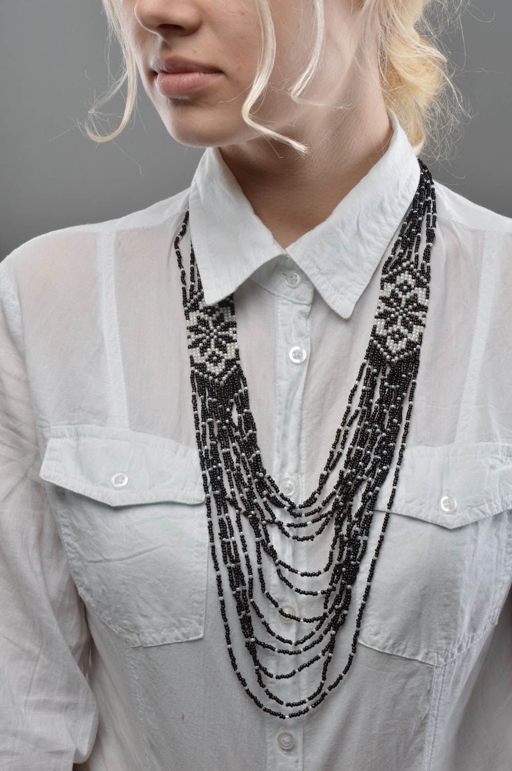 Ожерелье из бисера черно-белое красивое многорядное массивное ручной работы фото 5