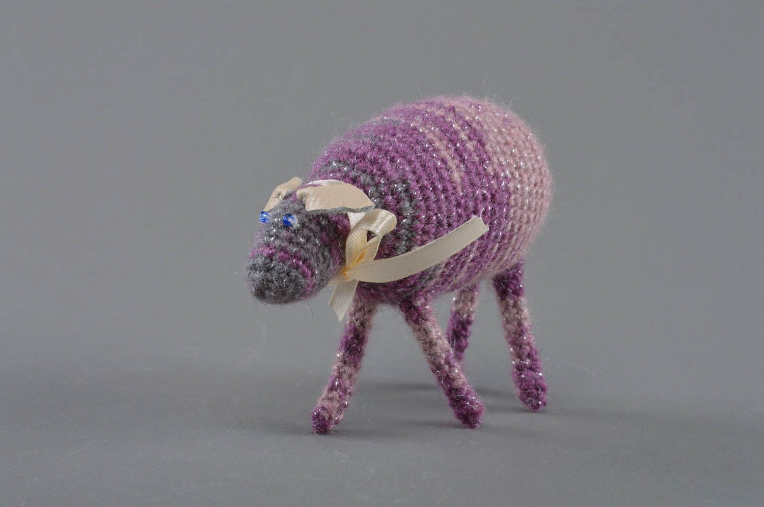 Jouet tricoté en fils acryliques et de laine fait main pour enfant Mouton violet photo 1