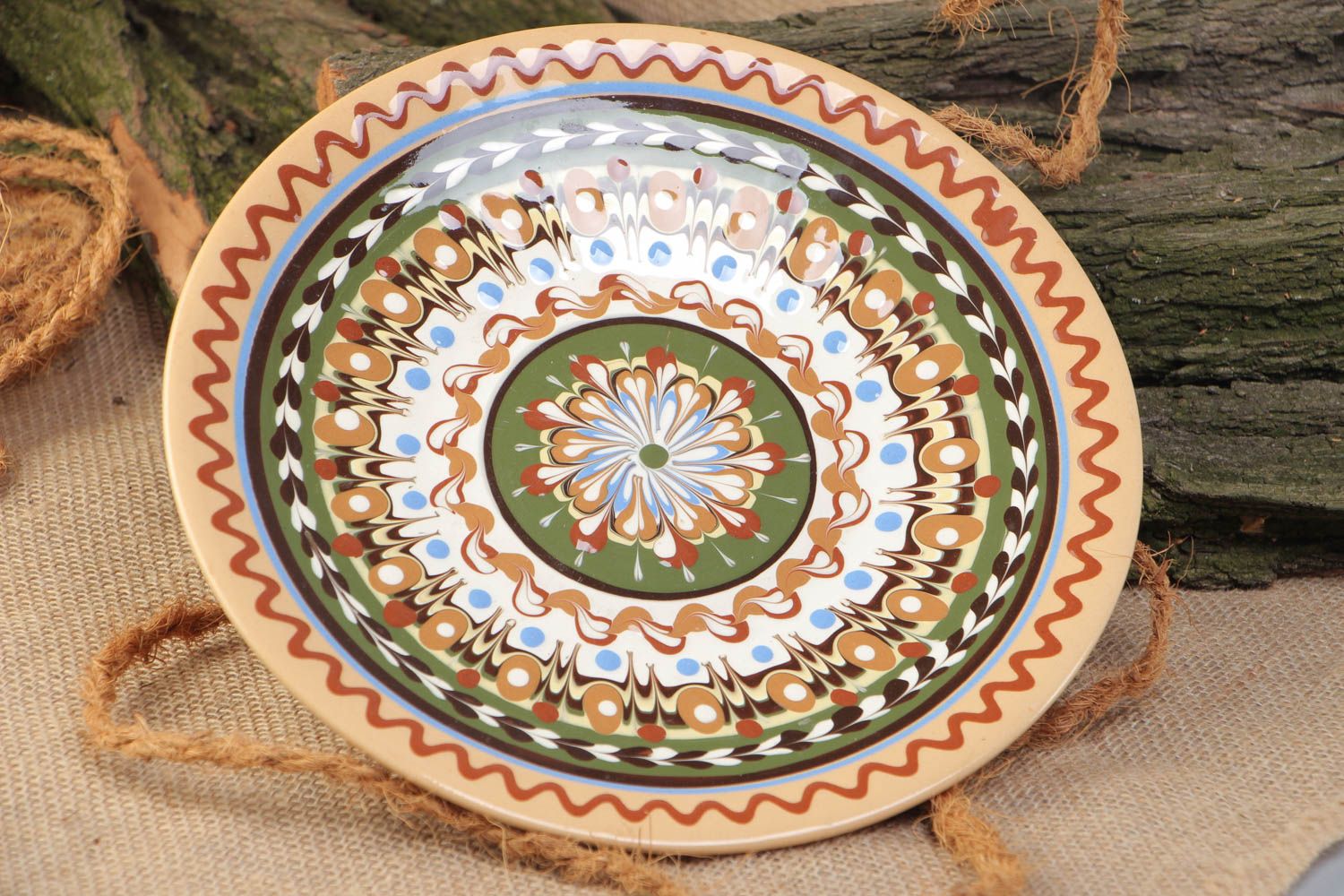 Красивая глиняная тарелка большая ручной работы расписанная цветной глазурью фото 1