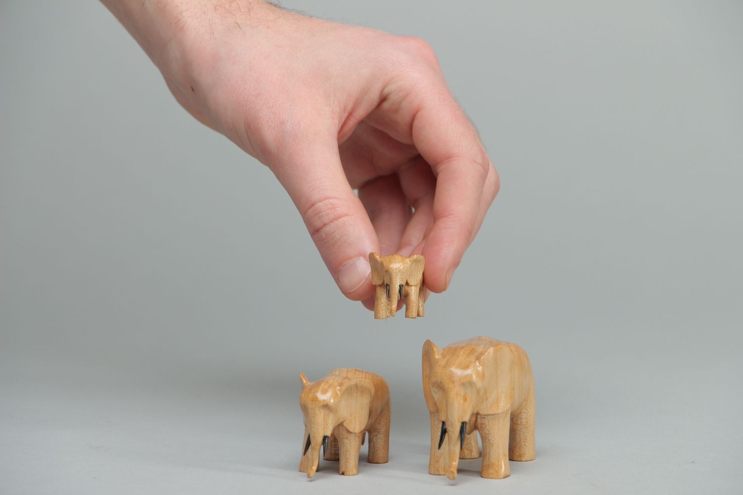 Set de figurines d'éléphants en bois trois pièces photo 3