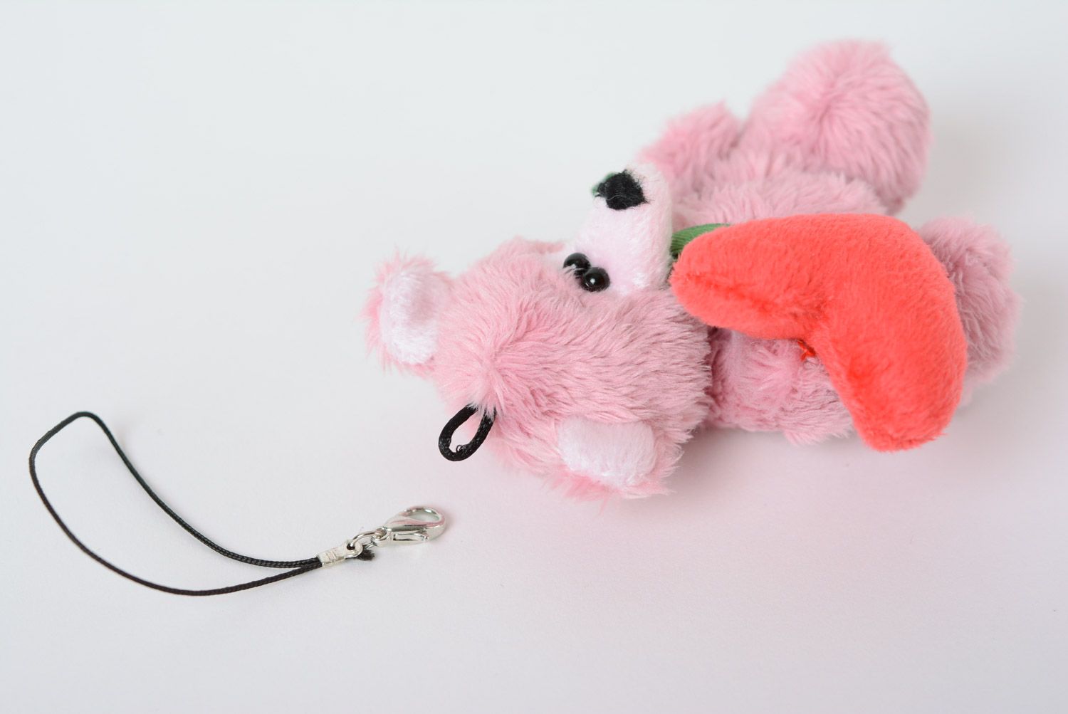 Авторский брелок-игрушка для ключей ручной работы из розового плюша и атласной ленты фото 3