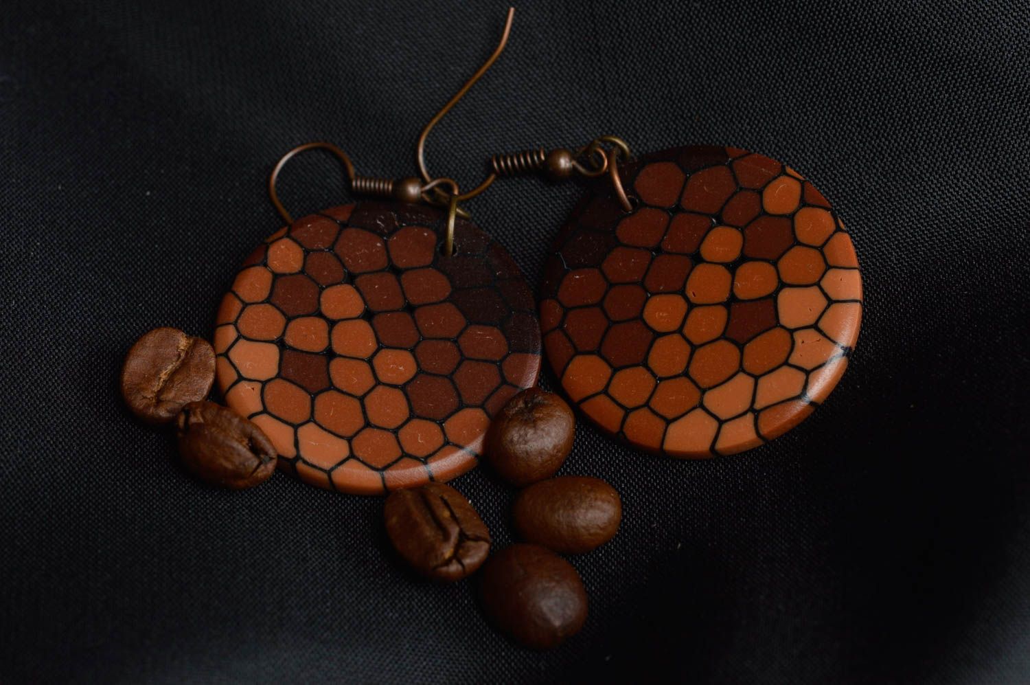 Braune handmade Ohrringe aus Polymerton mit metallischer Fourniture für Damen foto 1