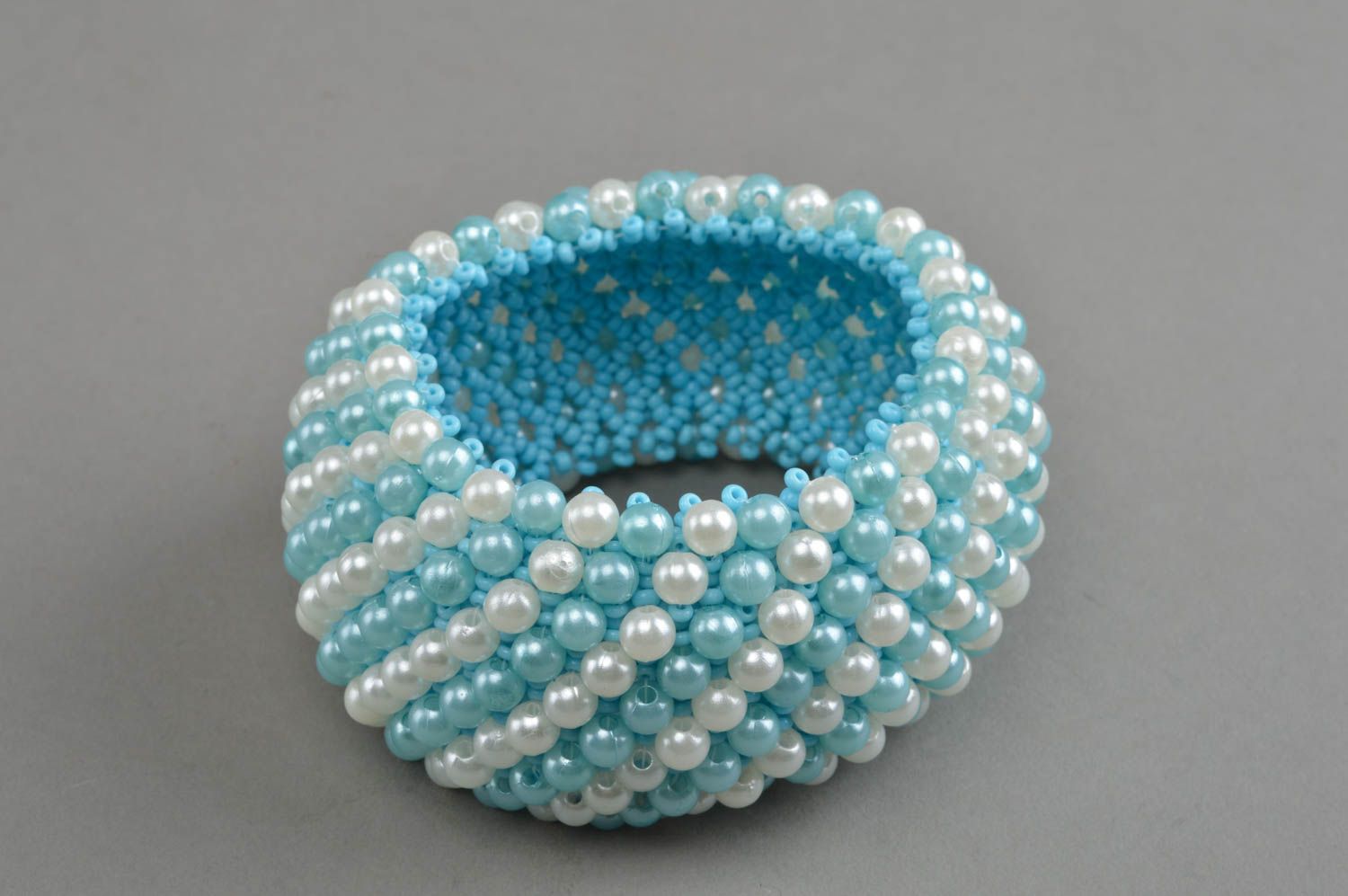 Bracelet en perles de rocaille fait main large blanc bleu design de créateur photo 2
